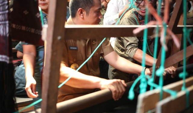 Walikota Siantar Bercengkrama dengan Penenun Saat Resmikan Galeri Ulos