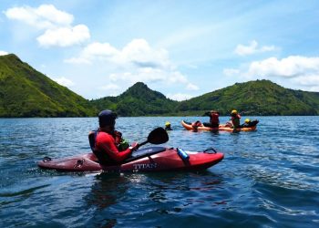 Kayaker Eksplorasi Toba Temukan Batuan Unik Di Kaldera Geopark Toba
