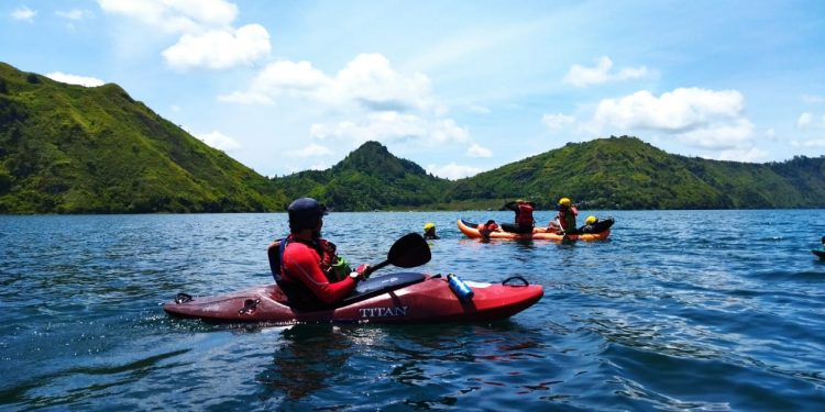 Kayaker Eksplorasi Toba Temukan Batuan Unik Di Kaldera Geopark Toba Kayaker Eksplorasi Toba Temukan Batuan Unik Di Kaldera Geopark Toba