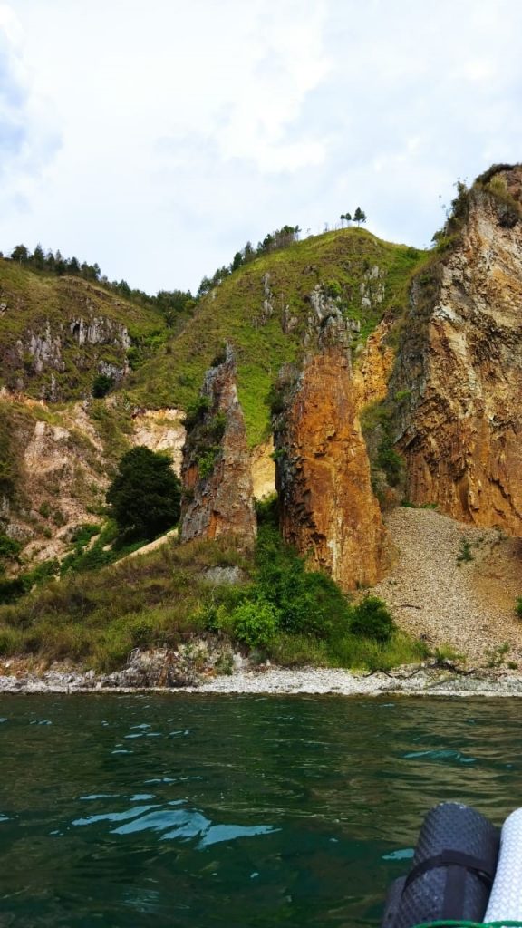 Kayaker Eksplorasi Toba Temukan Batuan Unik Di Kaldera Geopark Toba Kayaker Eksplorasi Toba Temukan Batuan Unik Di Kaldera Geopark Toba