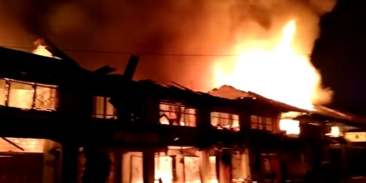 Kebakaran di Kota Pinang Labusel, 9 Ruko Hangus Kebakaran di Kota Pinang Labusel, 9 Ruko Hangus