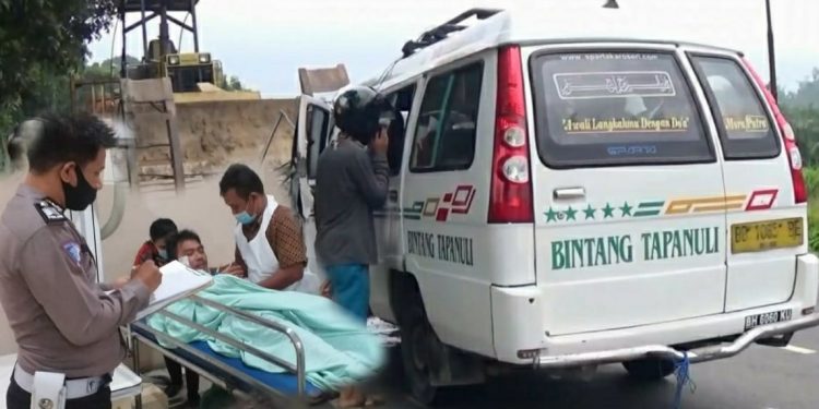 Bawa Penumpang asal Siantar Mobil KBT Tabrak Truk Mogok di Jalinsum Siantar-Tebingtinggi. Ini Data Korbannya... Bawa Penumpang asal Siantar Mobil KBT Tabrak Truk Mogok di Jalinsum Siantar-Tebingtinggi. Ini Data Korbannya...