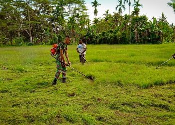 Prajurit Satgas Yonif 126/Kala Cakti Peduli Kebersihan Lingkungan Warga di Perbatasan