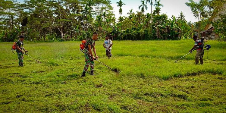 Prajurit Satgas Yonif 126/Kala Cakti Peduli Kebersihan Lingkungan Warga di Perbatasan
