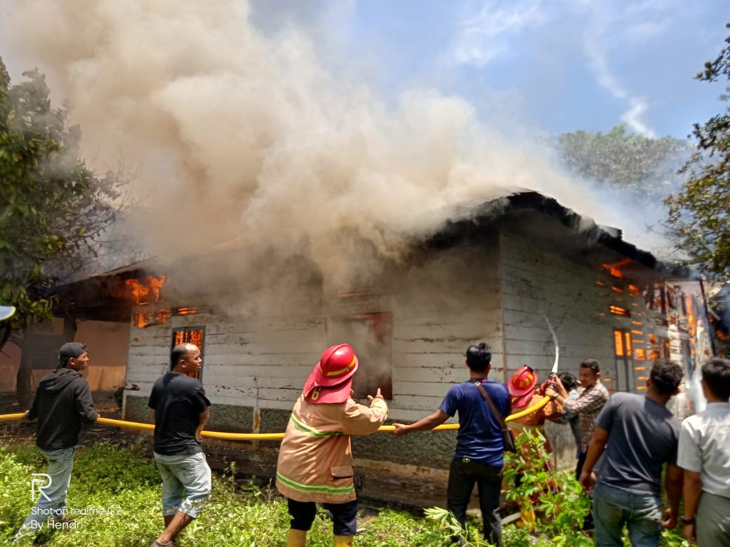Empat Unit Rumah di Jalan Kyai Dilalap Sijago Merah