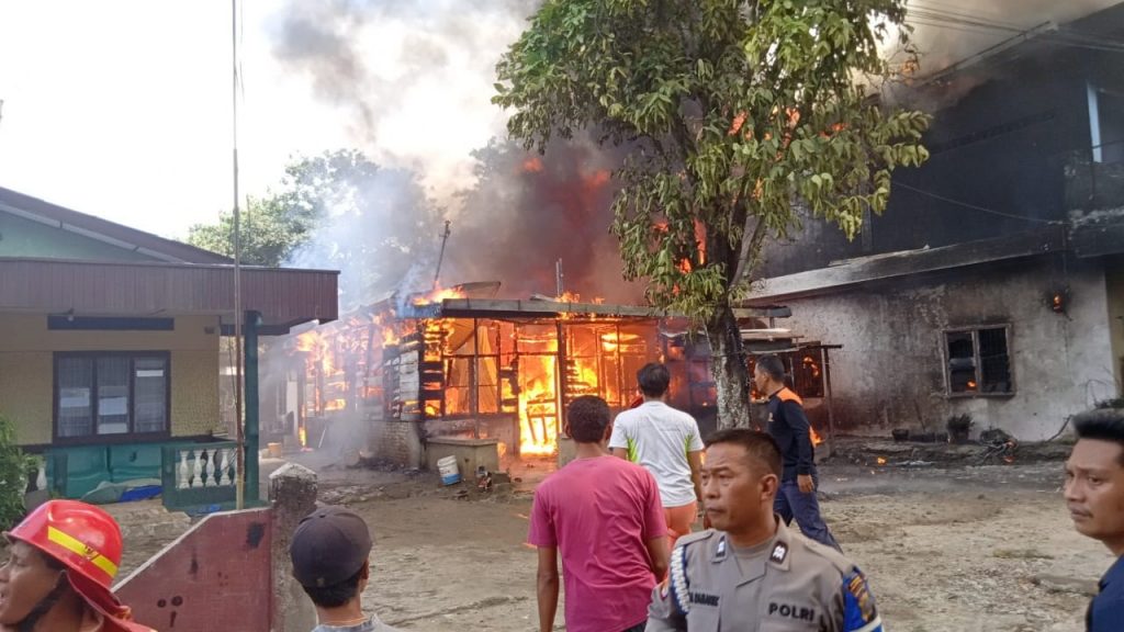 Empat Unit Rumah di Jalan Kyai Dilalap Sijago Merah