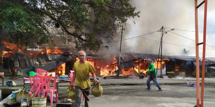 Breaking News! Belasan Kios PD Pasar Horas Jaya di Siantar Dilalap Si Jago Merah Breaking News! Belasan Kios PD Pasar Horas Jaya di Siantar Dilalap Si Jago Merah