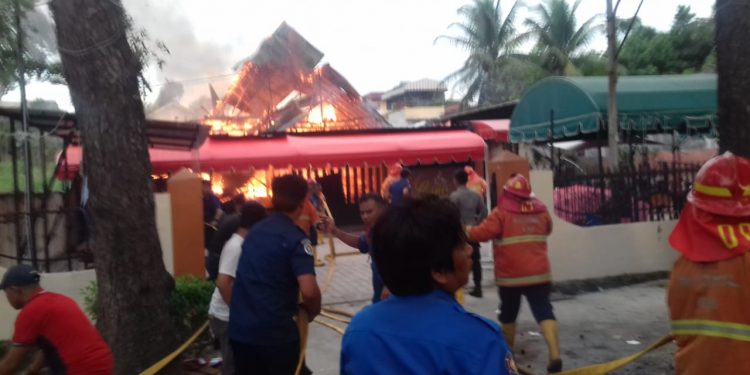 Diduga akibat Kebocoran Tabung  Gas, Cafe Gina Depan USI Kebakaran