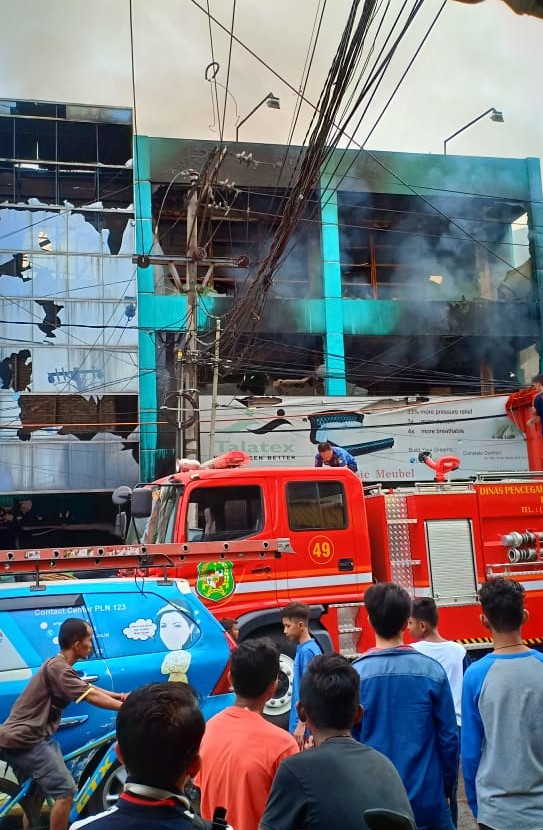 Lebaran Ketiga, 7 Rumah dan 3 Toko Dilalap Si Jago Merah Lebaran Ketiga, 7 Rumah dan 3 Toko Dilalap Si Jago Merah