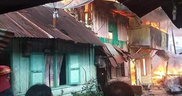 Musibah Kebakaran Menimpa Belasan Rumah di Jalan Tanah Jawa Musibah Kebakaran Menimpa Belasan Rumah di Jalan Tanah Jawa