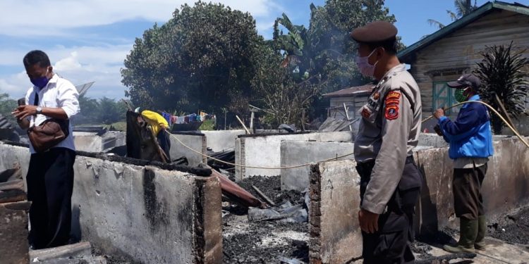 Dua Unit Rumah Karyawan Kebun Bah Jambi Terbakar, Listrik Jadi Kambing Hitam Dua Unit Rumah Karyawan Kebun Bah Jambi Terbakar, Listrik Jadi Kambing Hitam