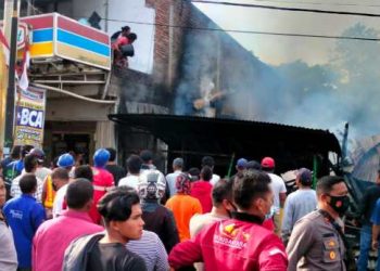 Breaking News dari Danau Toba. Kobaran Api Lalap Rumah Warga di Parapat