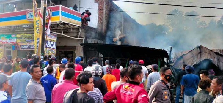 Breaking News dari Danau Toba. Kobaran Api Lalap Rumah Warga di Parapat Breaking News dari Danau Toba. Kobaran Api Lalap Rumah Warga di Parapat