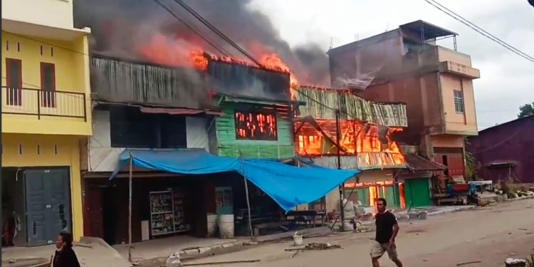 Lima Rumah dan 10 Kios Terbakar di Siborongborong Lima Rumah dan 10 Kios Terbakar di Siborongborong