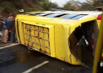 Bawa Puluhan Penumpang, Mobil Rombongan Pengantin Terbalik