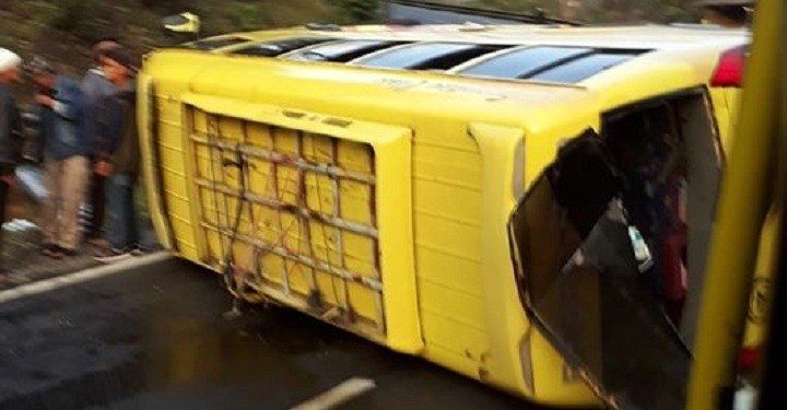 Bawa Puluhan Penumpang, Mobil Rombongan Pengantin Terbalik