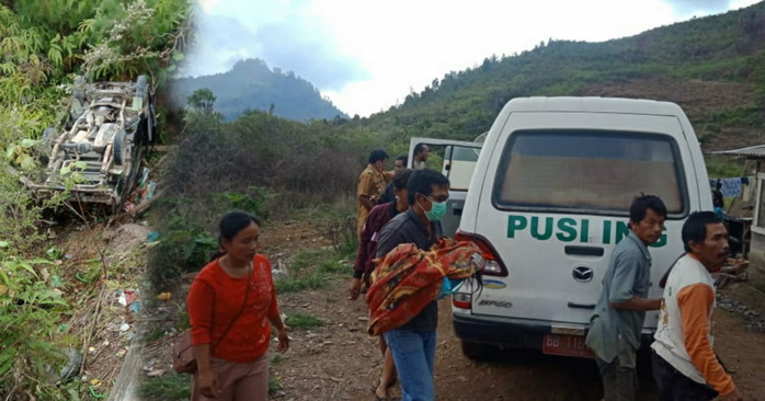 Pulang dari Pekan, Mobil Pick Up Bawa 27 Penumpang Terjun ke Jurang di Toba, 3 Anak Tewas Pulang dari Pekan, Mobil Pick Up Bawa 27 Penumpang Terjun ke Jurang di Toba, 3 Anak Tewas