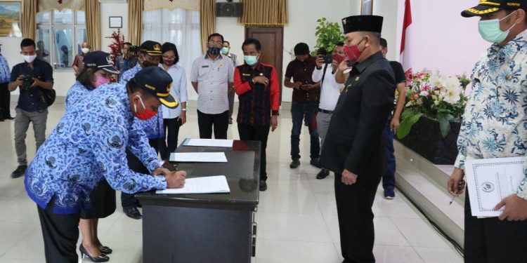 Bupati Taput Lantik 34 Kepala Sekolah SD dan SMP