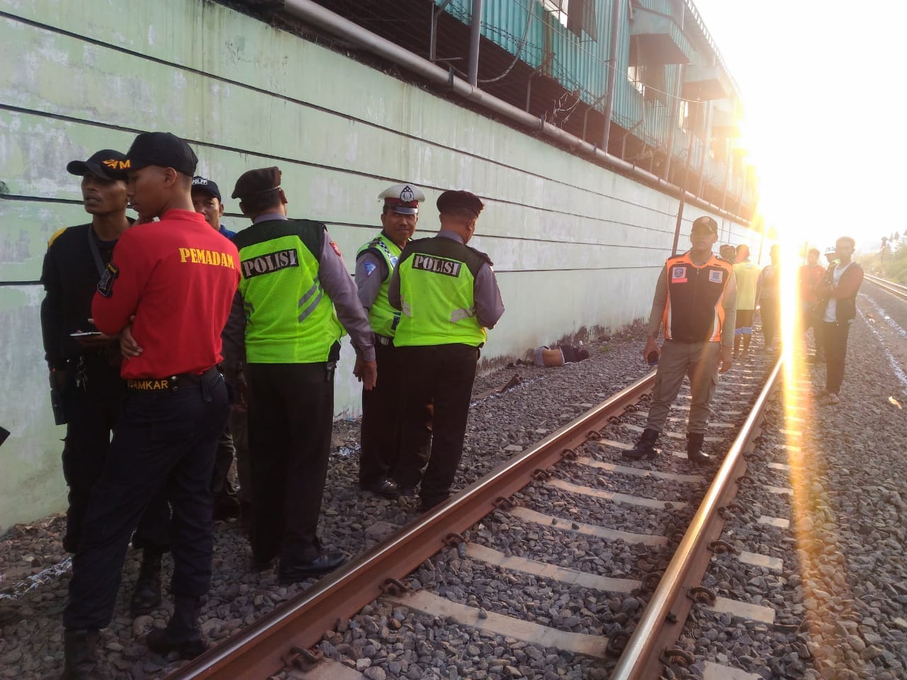 Seorang Karyawan Tewas Disambar Kereta Api di Surabaya Seorang Karyawan Tewas Disambar Kereta Api di Surabaya