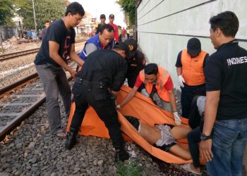 Seorang Karyawan Tewas Disambar Kereta Api di Surabaya