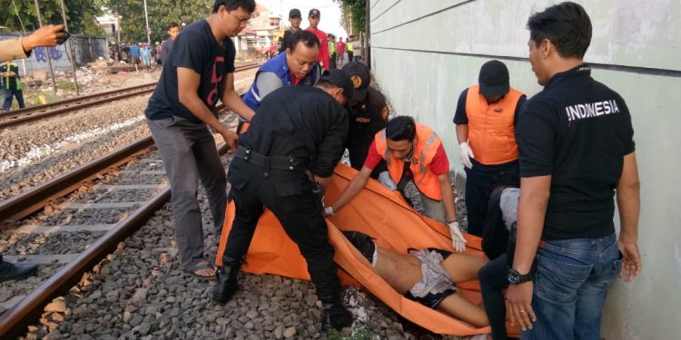 Seorang Karyawan Tewas Disambar Kereta Api di Surabaya Seorang Karyawan Tewas Disambar Kereta Api di Surabaya