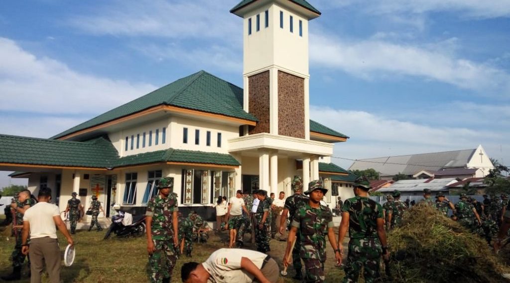 Ratusan Prajurit TNI Kodam I Bukit Barisan Kerja Bakti di Lingkungan Gereja Ratusan Prajurit TNI Kodam I Bukit Barisan Kerja Bakti di Lingkungan Gereja
