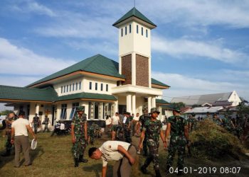 Ratusan Prajurit TNI Kodam I Bukit Barisan Kerja Bakti di Lingkungan Gereja
