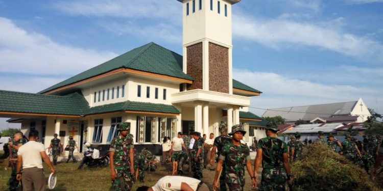 Ratusan Prajurit TNI Kodam I Bukit Barisan Kerja Bakti di Lingkungan Gereja Ratusan Prajurit TNI Kodam I Bukit Barisan Kerja Bakti di Lingkungan Gereja