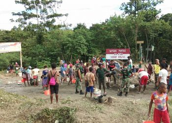 Satgas Yonif 126 Kala Cakti Kerja Bakti Bersama Warga Papua di Perbatasan
