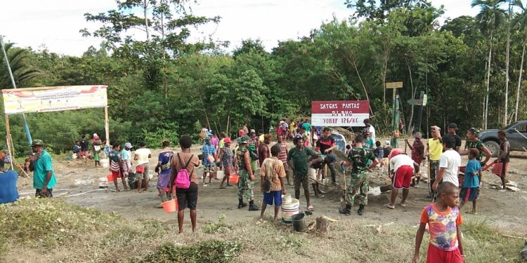 Satgas Yonif 126 Kala Cakti Kerja Bakti Bersama Warga Papua di Perbatasan