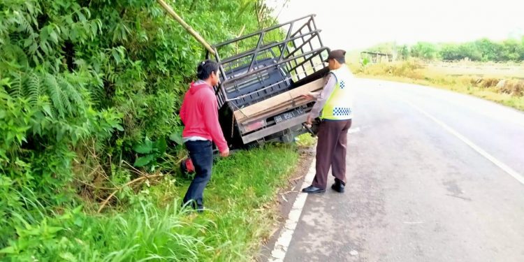 Brak! RX King Kontra L300 di Saribudolok, Pengendara Dilarikan ke Klinik Brak! RX King Kontra L300 di Saribudolok, Pengendara Dilarikan ke Klinik