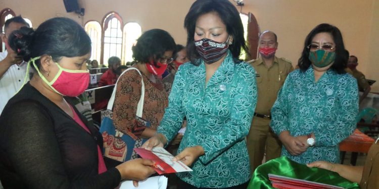 Bupati Taput Tuntaskan Pendistrbusian Kartu Keluarga Sejahtera Tahap II Bupati Taput Tuntaskan Pendistrbusian Kartu Keluarga Sejahtera Tahap II