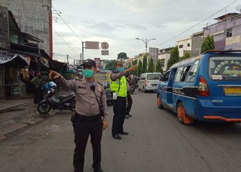 Unit Lantas dan Sabhara Polsek Medan Helvetia Imbau Masyarakat Sembari Urai Kemacetan