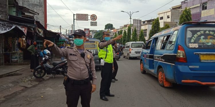 Unit Lantas dan Sabhara Polsek Medan Helvetia Imbau Masyarakat Sembari Urai Kemacetan