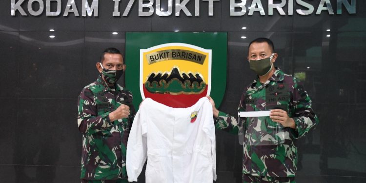 Kodam I/BB Serahkan 200 Set APD ke 8 Rumah Sakit Tentara untuk Penanganan Covid-19