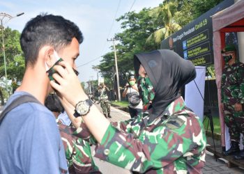 Kodam I/Bukit Barisan Bagikan Masker kepada Warga di Tengah Pandemi Corona
