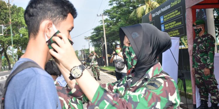 Kodam I/Bukit Barisan Bagikan Masker kepada Warga di Tengah Pandemi Corona
