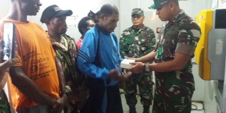 Berkat Prajurit Yonif 126 Kala Cakti, Kodam I Bukit Barisan, Rumah Warga di Papua Terang Kembali