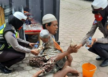 Brigadir Maya dan Bripda Tuti Sambangi Pengemis di Pasar Baru Panyabungan