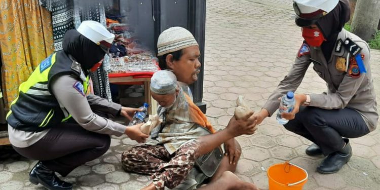 Brigadir Maya dan Bripda Tuti Sambangi Pengemis di Pasar Baru Panyabungan