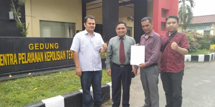 Kombatan dan Tim Kuasa Hukum Djoss Laporkan Penyebaran Fitnah ke Polda Sumut Kombatan dan Tim Kuasa Hukum Djoss Laporkan Penyebaran Fitnah ke Polda Sumut