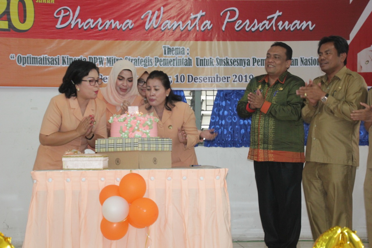 Yustina Riski Budi Utari Siregar Suapi Ny Betty Togar Sitorus Yustina Riski Budi Utari Siregar Suapi Ny Betty Togar Sitorus