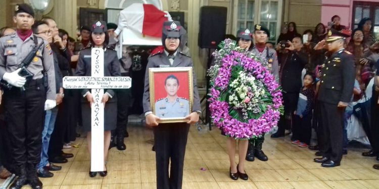 Wakaporestabes Medan Pimpin Upacara Persemayaman Alm Kompol Wendi Simanjuntak SiK Wakaporestabes Medan Pimpin Upacara Persemayaman Alm Kompol Wendi Simanjuntak SiK