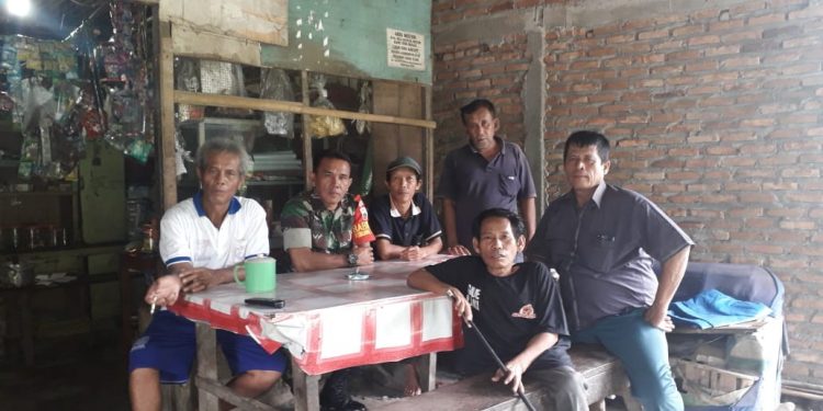 Melalui Komsos, Babinsa Koramil 08/Bangun Wujudkan Kemanunggalan TNI Rakyat