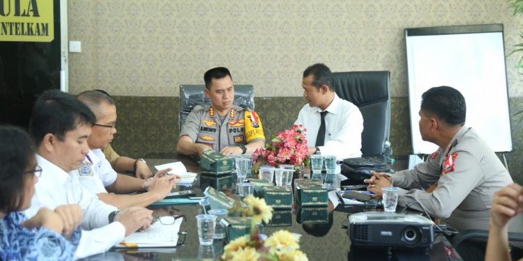 Kapolrestabes Medan Pimpin Rapat Mediasi Konflik F SPTI-K SPSI Kapolrestabes Medan Pimpin Rapat Mediasi Konflik F SPTI-K SPSI
