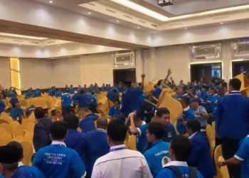 Kongres V PAN Ricuh, Kursi Melayang