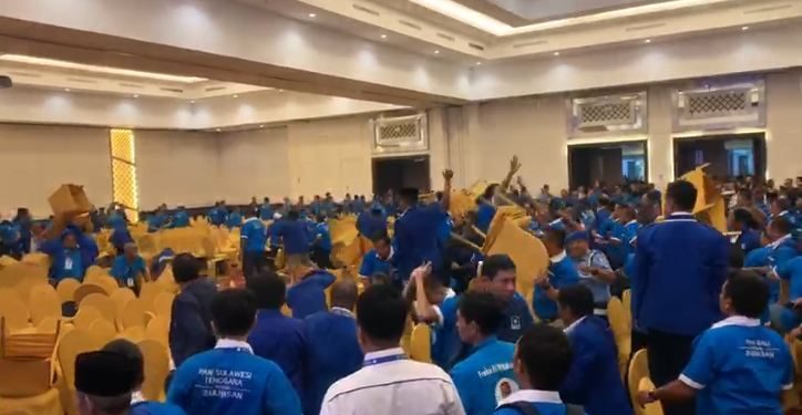Kongres V PAN Ricuh, Kursi Melayang Kongres V PAN Ricuh, Kursi Melayang