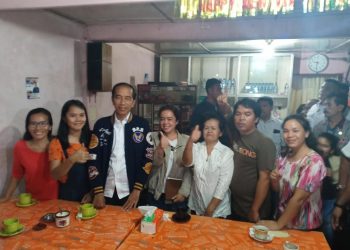 Presiden Jokowi Ngopi di Warkop Partungkoan Balige, Disambut Histeria Warga