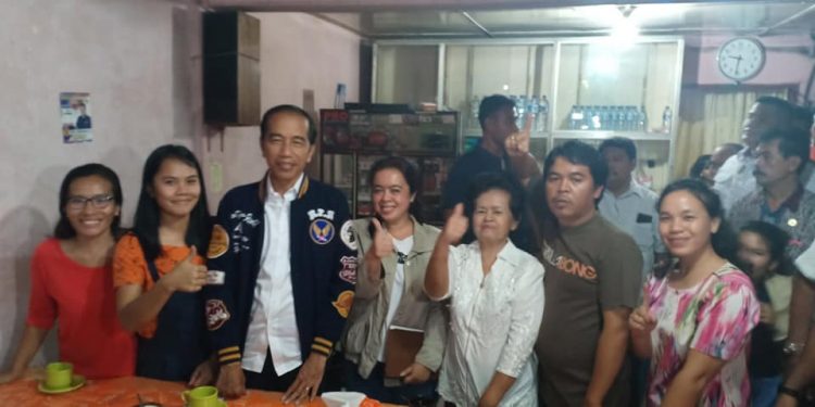 Presiden Jokowi Ngopi di Warkop Partungkoan Balige, Disambut Histeria Warga