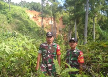 Koramil Parapat Tinjau Asal Longsor, Jalur Alternatif Sitahoan Masih Bisa Dilalui